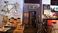Das Radlager ist ein Kaffehaus und Radgeschäft in einem.